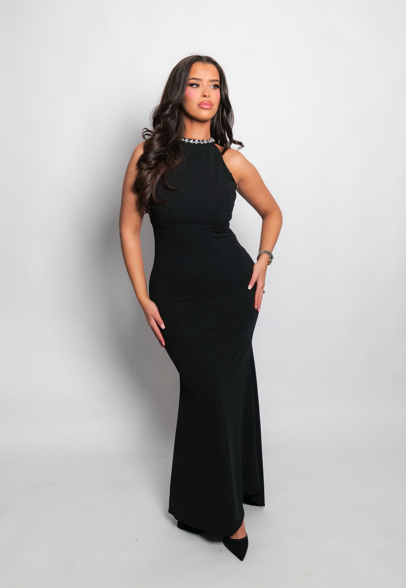 Robe Longue Noire À Détails De
Perles