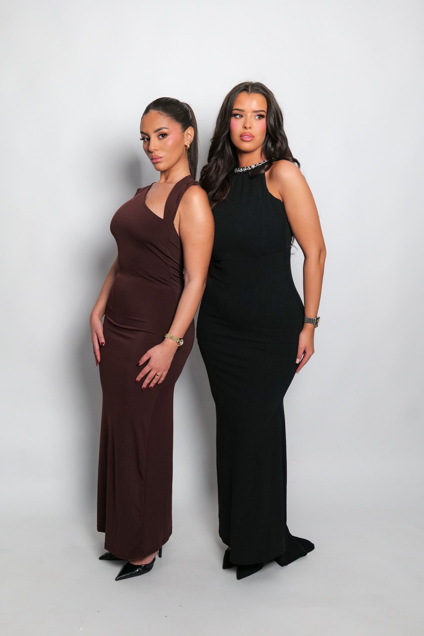 Robe Longue Noire À Détails De
Perles